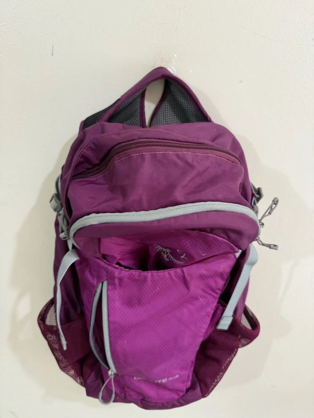 OSPREY Daylite Plus Backpack - Magenta and Light Gray Accents